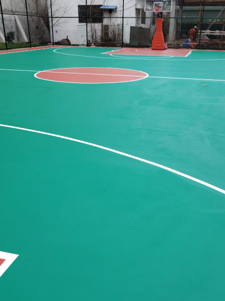 河东 球场长期使用易出现地面开裂